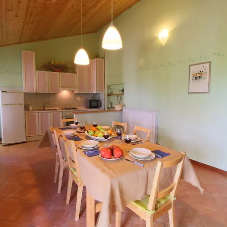 Дом отдыха Tranquil Farmhouse In With Swimming Pool Кальи